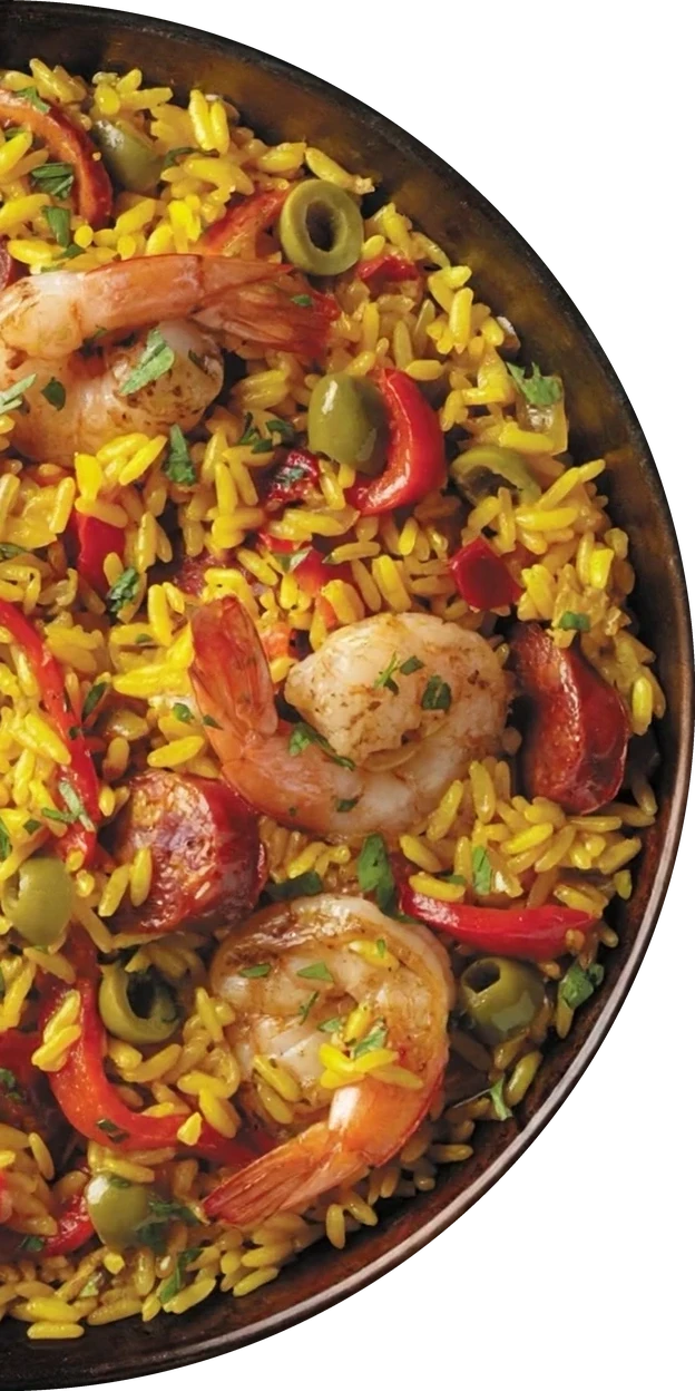 Paella mixta con camarones vista desde arriba