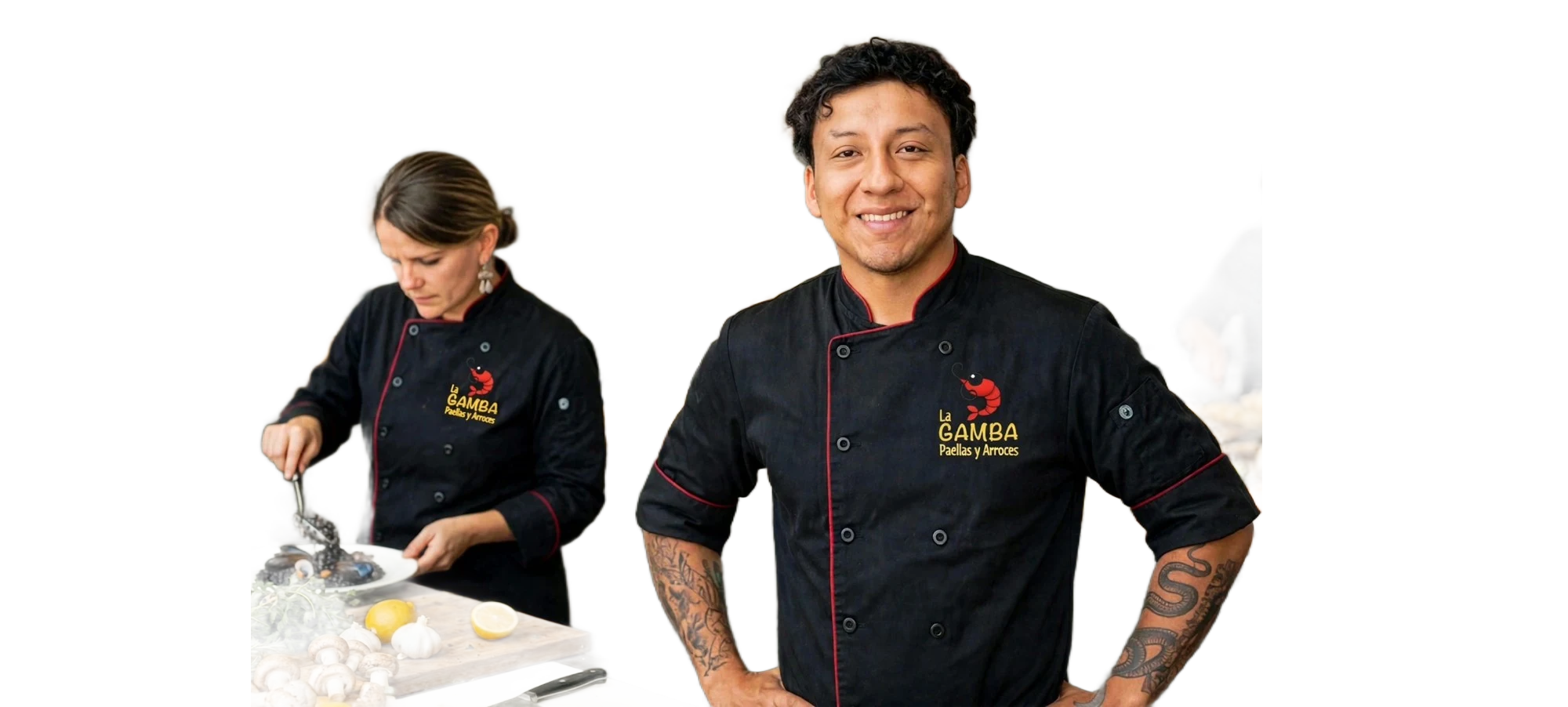 Dos cocineros de La Gamba con filipina negra en la cocina, con el equipo detrás