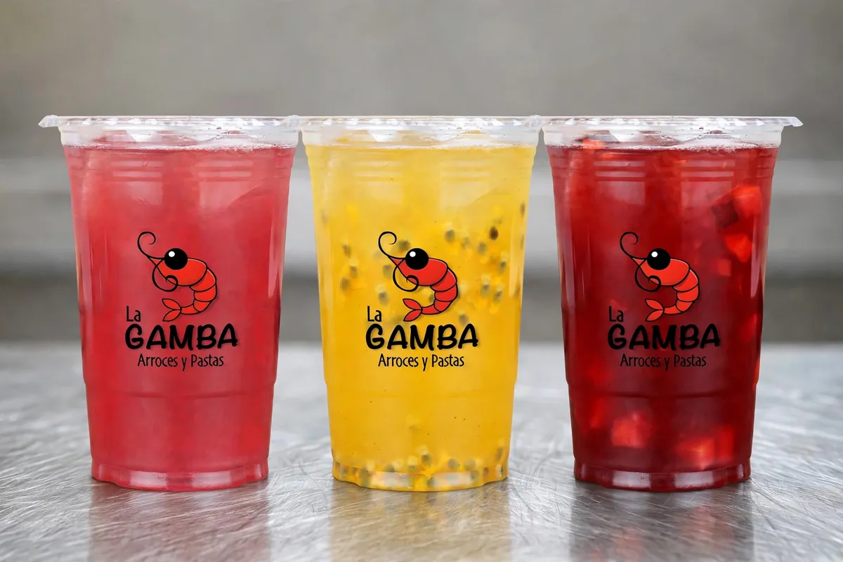 Tres bebidas frías en vaso con el logo de La Gamba