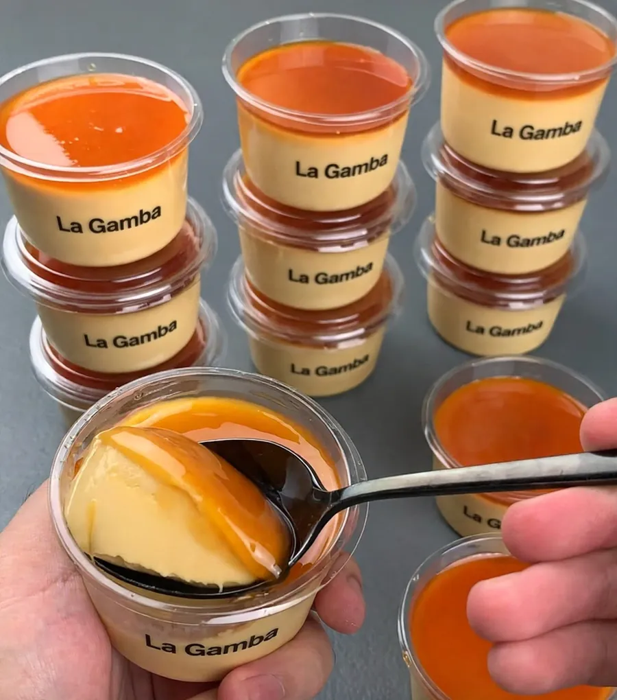Flan de caramelo en vasos individuales con el nombre de La Gamba